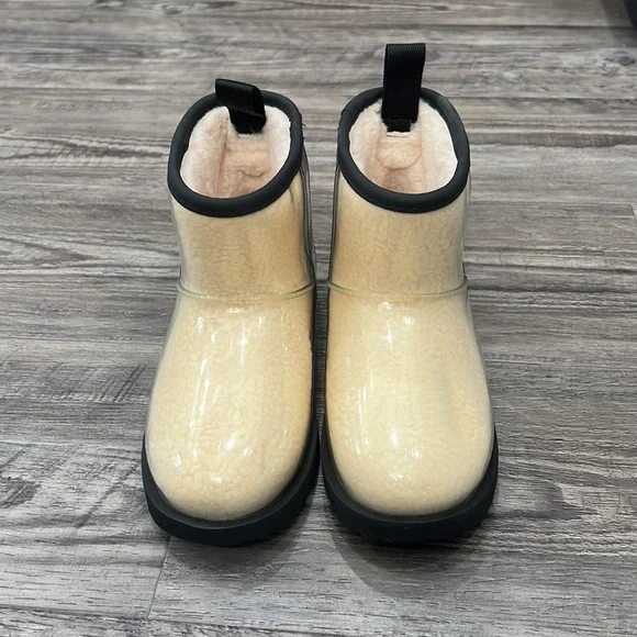 New UGG Kid’s Classic Clear Mini II Boots - Picture 2 of 11